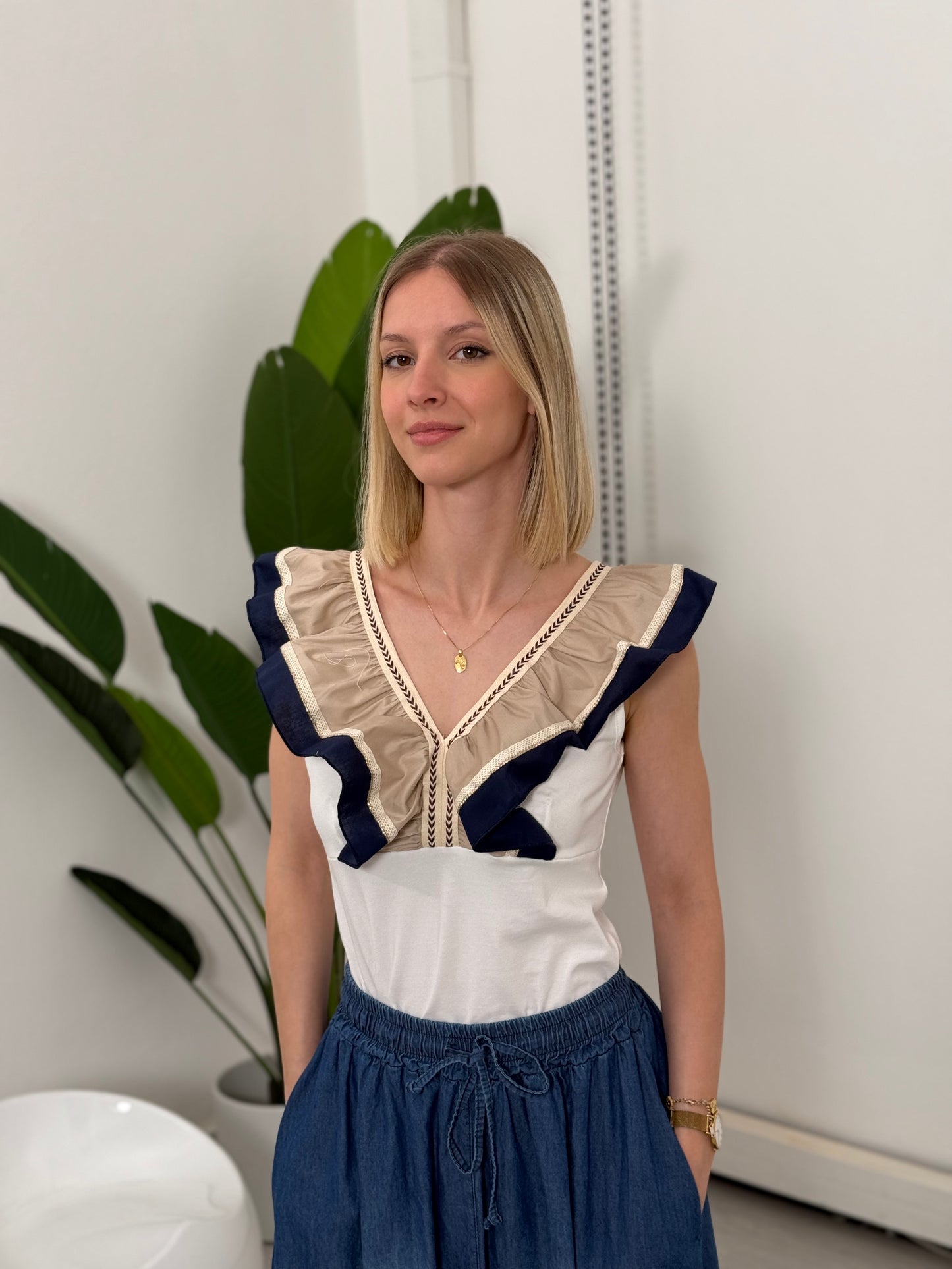 Top scollo V con frappa